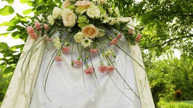 Bahar yeşil bahçesinde bahar çiçekleri ile Vintage beyaz ahşap pencere