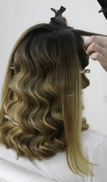 Saç Salonunda Bir Saç Modeli Yapma — Stok fotoğraf