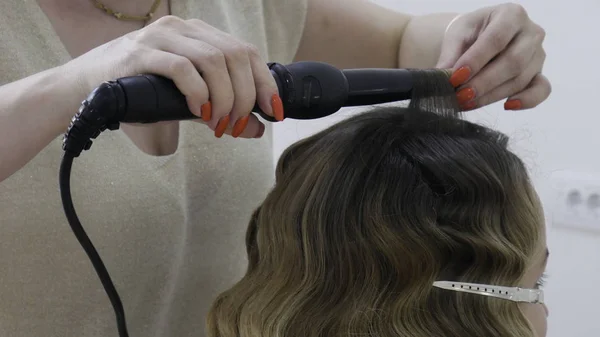 Parrucchiere Professionista Mani Capelli Arricciacapelli Nel Salone — Foto Stock