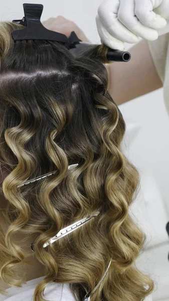 サロンで銀のクリップで髪をカール美容師の手 — ストック写真