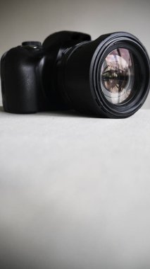 Siyah dijital fotoğraf makinesi, açık arka planda izole