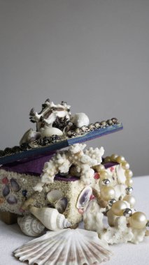 Deniz kabuklarından yapılmış mücevher kutusu