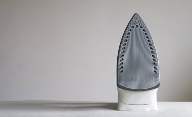 Ütü Masası üzerinde elektrik demir