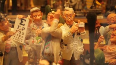 3 in 1 Brüksel Merkez, Belçika - Bir vitrinde bir adam şeklinde komik rakamlar