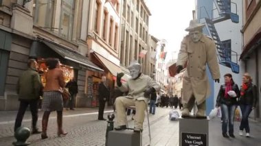 Brüksel Merkez, Belçika - Ekim 2011 :Turistler sokak sanatçıları ile fotoğraf çekmek - Van Gogh insan heykeli