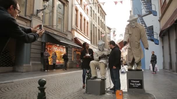 Bruksela Środkowa Belgia Październik 2011 Turyści Robienia Zdjęć Wykonawców Ulicy — Wideo stockowe