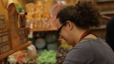 Brüksel, Belçika - Ekim 2011: Brüksel şehir merkezinde çikolata ve tatlıların büyük seçenekleriyle geleneksel Çikolata ve şekerleme dükkanı