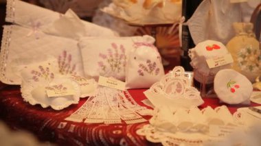 3'te 1 Dükkan penceresi, mağaza vitrininde geleneksel etnik işlemeli motifler