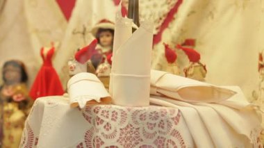 Dükkan vitrininde geleneksel etnik motifli el işlemeli masa örtüsü