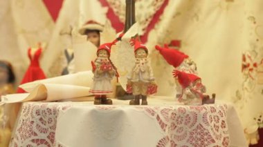 Dükkan vitrininde geleneksel etnik motifli el işlemeli masa örtüsü