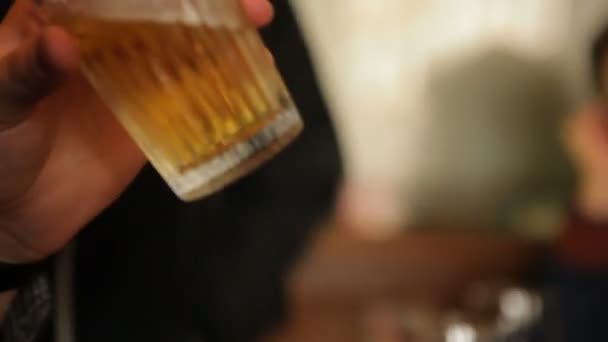 Bier Vom Fass Der Kneipe Trinken Hautnah — Stockvideo