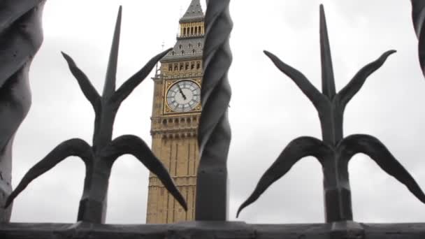 ビッグベン ロンドン 英国人気のロンドンのランドマーク フェンスを通してビッグベンとして知られている時計塔の眺め — ストック動画