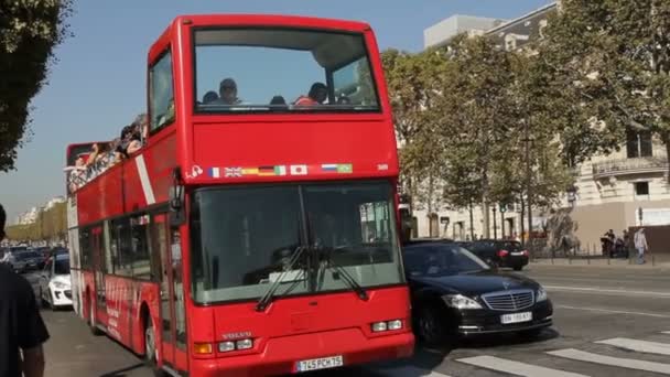 Turisták Egy Csoportja Egy Nagy Piros Túrabusz Párizs Központi Részén — Stock videók