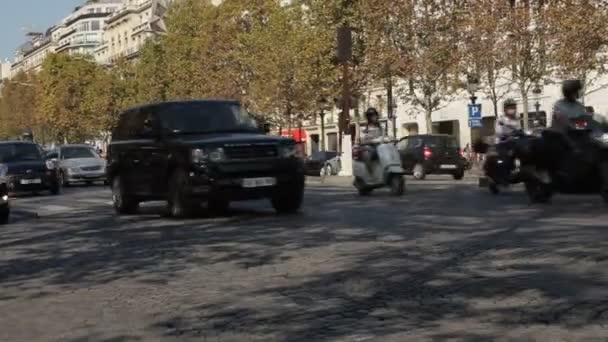 Trafik Paris Med Ett Stort Antal Bilar Och Motorcyklister Solig — Stockvideo