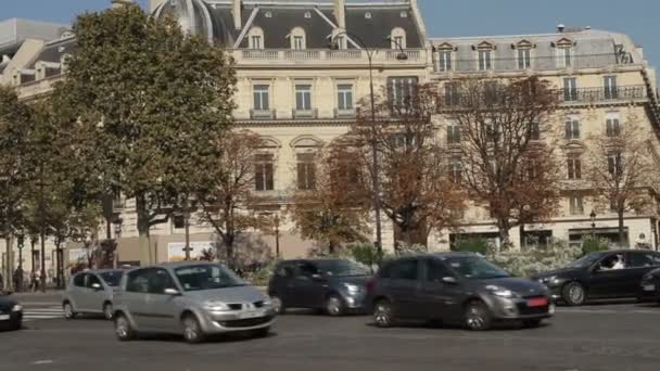 Lalu Lintas Jalan Jalan Paris Pada Hari Yang Cerah Oktober — Stok Video
