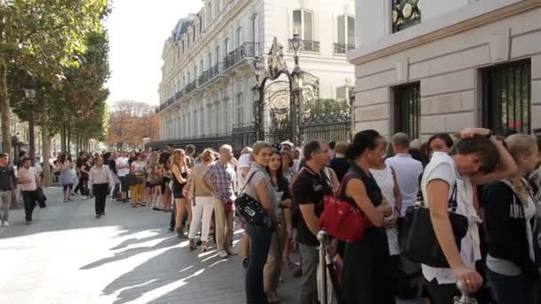 Люди Ожидающие Очереди Возле Магазина Abercrofelie Fitch Париж Октябрь 2011 — стоковое видео