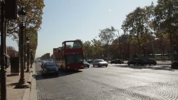 Ein Großer Roter Touristenbus Zentrum Von Paris Ein Großer Reisebus — Stockvideo