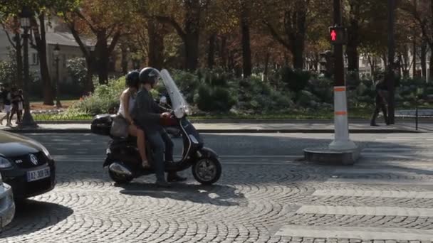 Mann Und Frau Mit Helm Auf Einem Motorroller Auf Den — Stockvideo