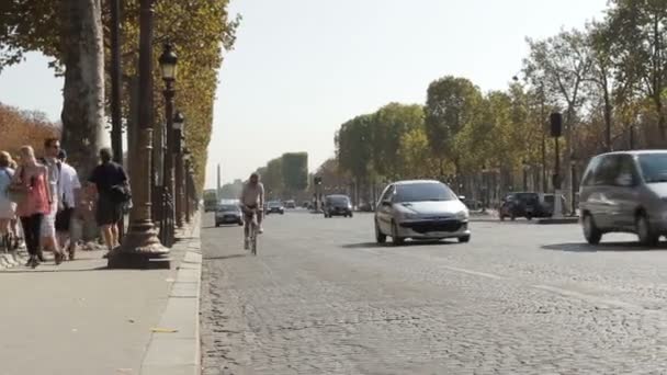 Man Cykel Bland Bilar Trafik Paris Man Rider Cykel Längs — Stockvideo