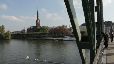 Frankfurt, Almanya - Ekim 2011: Frankfurt, Almanya'daki Eiserner Steg yaya köprüsü.
