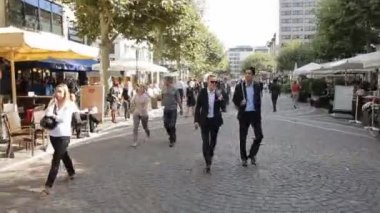 Frankfurt, Almanya - Ekim 2011: İnsanlar Frankfurt, Almanya'da Öğle Vakti Zeil boyunca yürümek. 19. yüzyıldan beri Alman en ünlü ve en işlek alışveriş caddeleri olduğunu