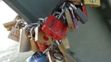 Bağlantı, ortaklık, sadakat ve sevgisembolü olarak köprüdeki asma kilitler - Eiserner Steg 1868 yılında Frankfurt Main'de bir yaya köprüsüdür. Frankfurt, Almanya.