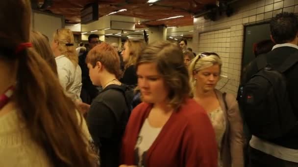 Londyn Wielka Brytania Październik 2011 Ludzie Wjeżdżających Metra Londynie Godzinach — Wideo stockowe
