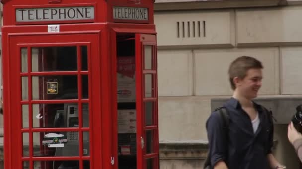 011年10月1日 ロンドン イギリス イギリス ロンドンの伝統的な赤い電話ブース — ストック動画