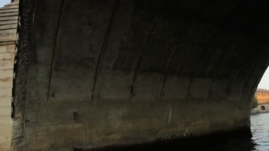 Bir turist teknesi ile Paris'te Pont Royal (Kraliyet Köprüsü) altında going.