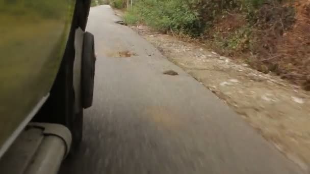 2合1 汽车在路上的特写车轮 — 图库视频影像