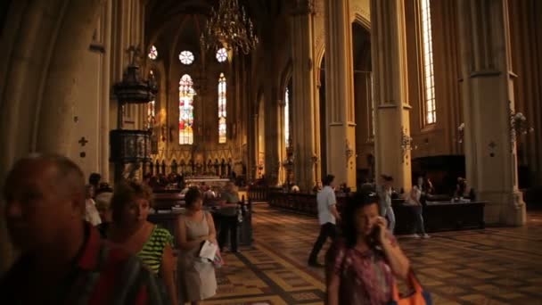 ザグレブ クロアチア 2011年10月 クロアチアのザグレブでメアリーと王の聖スティーブンとラディスラウスの仮定に捧げ大聖堂の内部 建物の幅は46M 高さは108Mです — ストック動画