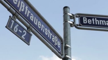 Weifrauenstrae - Frankfurt Main, Almanya'da Bethmannstrae sokak tabelası.
