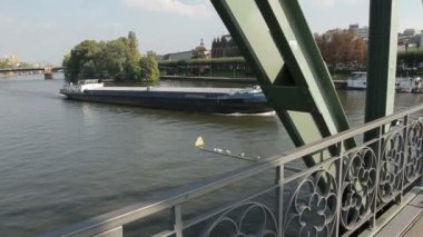 Frankfurt, Almanya - Ekim 2011: Frankfurt, Almanya'daki Eiserner Steg yaya köprüsünün altından geçen motorlu yük gemisi.