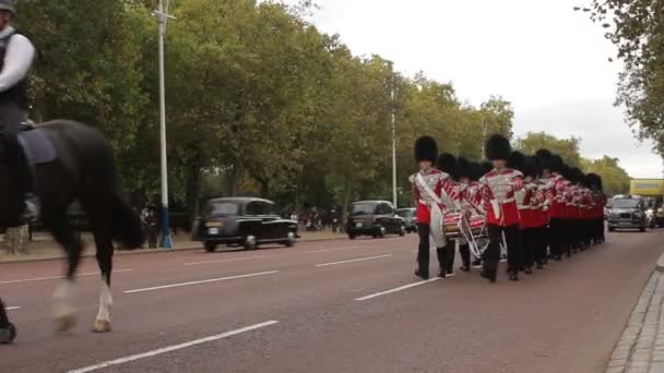 Londen Groot Brittannië Verenigd Koninkrijk Oktober 2011 Soldaten Klassieke Rode — Stockvideo