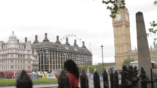 Лондон Великобританія 2011 Жовтня Люди Трафік Біля Будинків Парламенту Лондоні — стокове відео