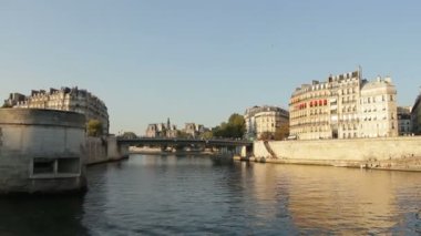 2 in 1 Paris, Fransa - Ekim 2011: Paris'te Seine nehri üzerinde turistler yelken tekne