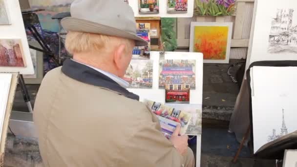 Parijs Frankrijk Oktober 2011 Oude Man Verkoopt Zijn Schilderijen Oude — Stockvideo