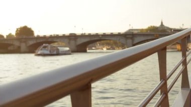 Paris, Fransa - Ekim 2011: Odak değişikliği - Paris'te Seine nehri üzerinde yelken sırasında turist tekne Çit.