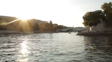Paris, Fransa - Ekim 2011: Paris'te Seine Nehri üzerinde yelken