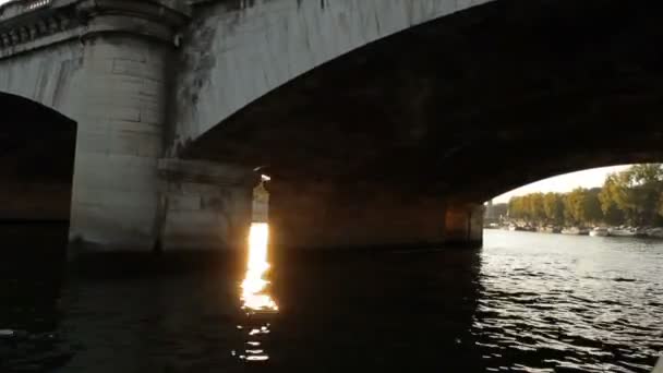 Paris Fransa Bir Turist Teknesi Ile Paris Köprünün Altından Geçiyor — Stok video