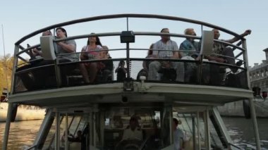 Paris, Fransa - Ekim 2011: Seine Nehri üzerinde yelken insanlar ile zevk tekne.