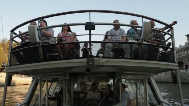 Paris Frankreich Oktober 2011 Ausflugsboot Mit Menschen Auf Der Seine — Stockvideo