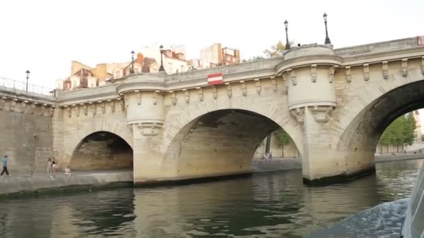 Париж Франція Жовтень 2011 Вирушаючи Під Pont Неф Новий Міст — стокове відео