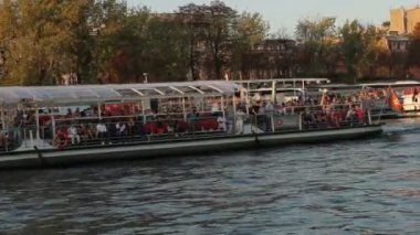 Paris, Fransa - Ekim 2011: Seine Nehri üzerinde turist Paris tur tekne yük 