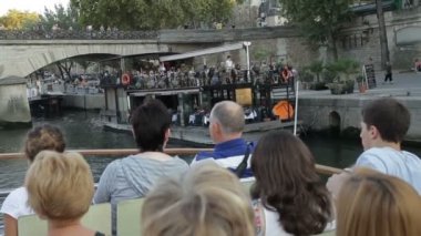 Paris, Fransa - Ekim 2011: Turistler Pont de l'Archevch köprüsü altında Notre Dame yakınlarındaki Seine nehri kanalında bir zevk tekneyelken