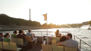  Paris, Fransa - Ekim 2011: Gün batımında Eyfel Kulesi yakınlarında Seine nehri ile denize açılan insanlar