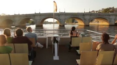  Paris, Fransa - Ekim 2011: Pont Neuf köprüsü altında gün batımında Paris'te Seine nehri üzerinde turistleryelken tekne 