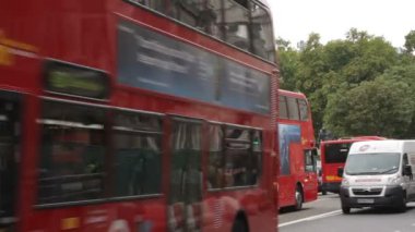 Londra, İngiltere - Ekim 2011: Londra'da yoğun trafik - Kırmızı otobüsler, arabalar, bisikletçiler ve taksi