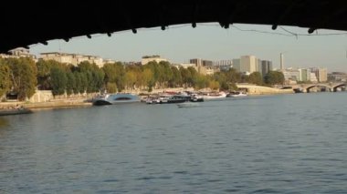 Paris'te bir turist teknesi ile köprü altından gitmek.
