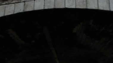  Paris, Fransa - Ekim 2011: Paris'te Seine nehri üzerinde köprü Pont Saint-Michel altında turistleryelken tekne 